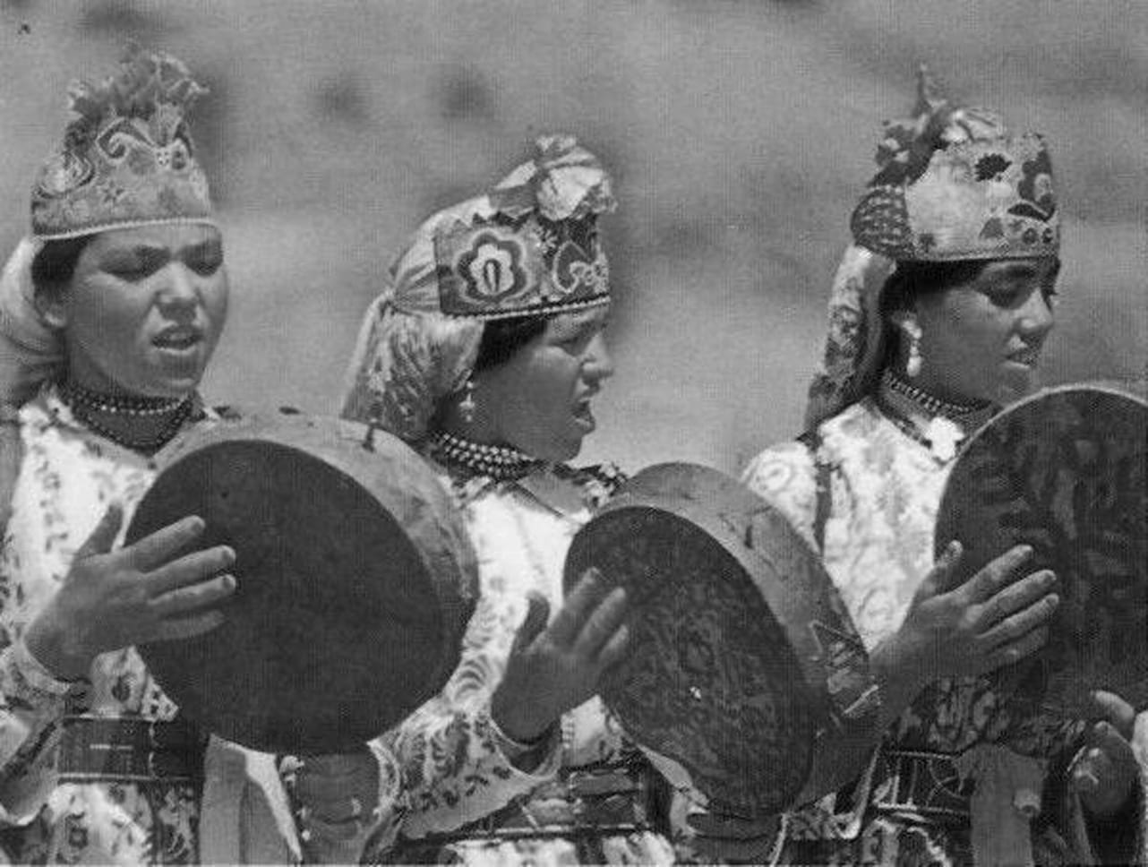 Des femmes rifaines chantent des izran narif