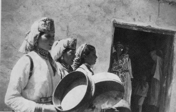 Des femmes rifaines en tenue typiquement Rifaine qui chantent des izran narif