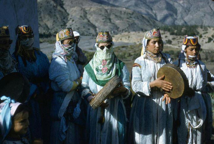 Des femmes rifaines en tenue typiquement Rifaine qui chantent des izran narif